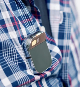AI Pin se usa como un alfiler o prendedor