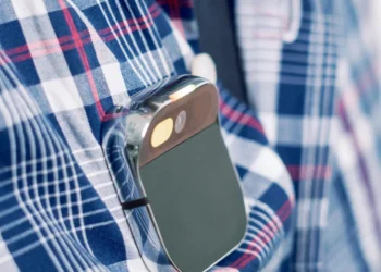 AI Pin se usa como un alfiler o prendedor