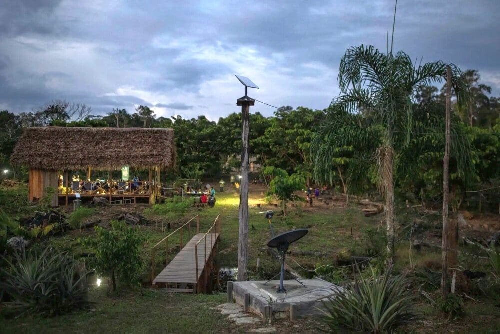 La aldea marubo con un paisaje modificado por los paneles y antenas