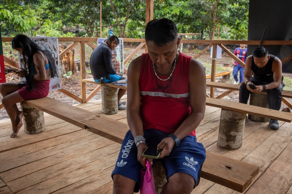 Los marubo y sus smartphones conectados a Internet: un cambio y un desaf&iacute;o cultural