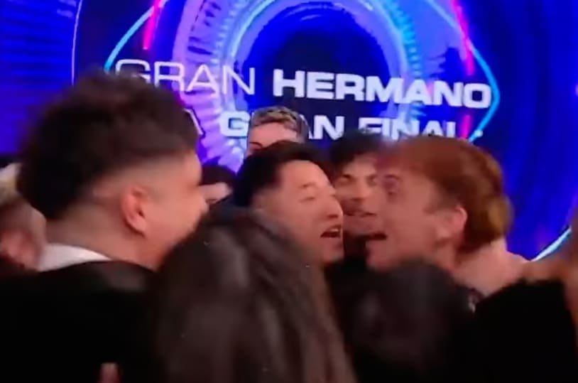 Bautista y El Chino entre abrazos en el festejo en el estudio de Telefé