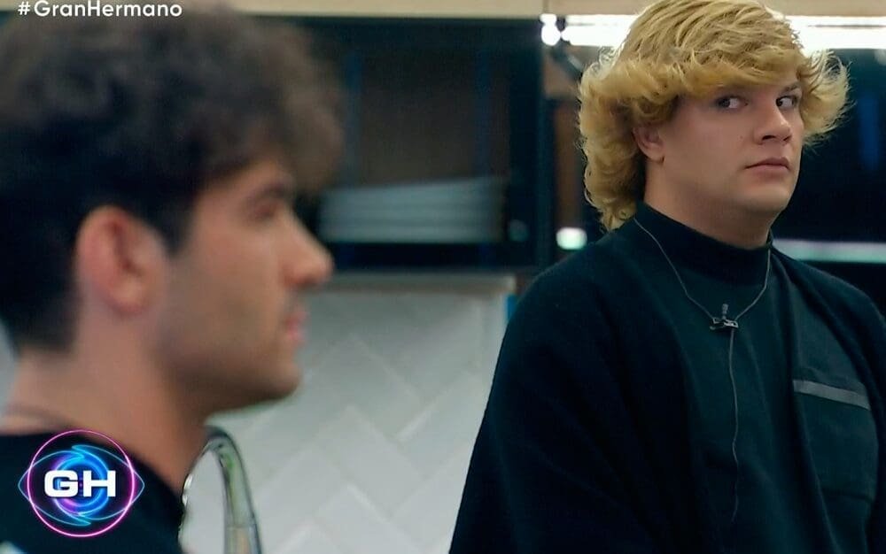 Nicol&aacute;s, en el Congelados, con Emmanuel cerca, que muestra su disgusto por la entrada de las dos veteranas 