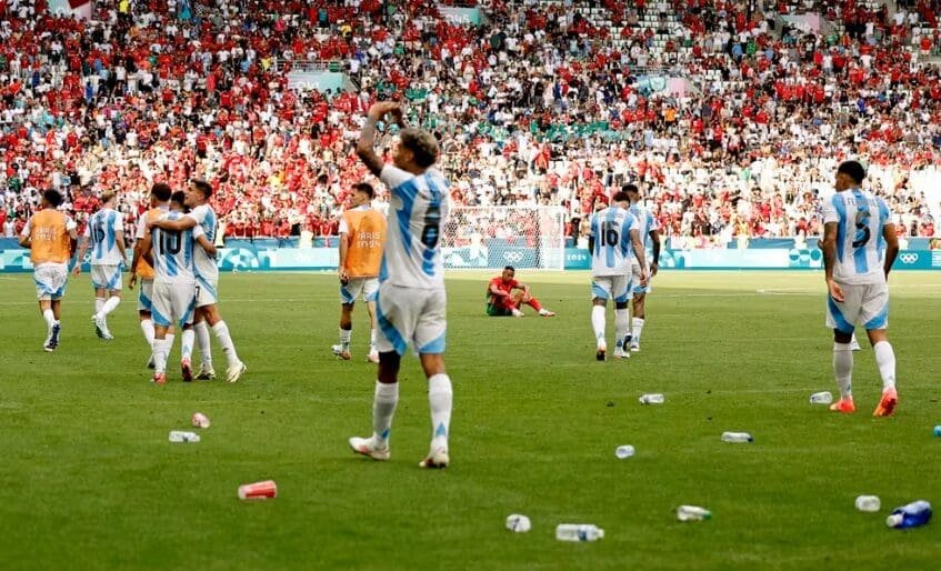 Botellas, vasos, y todo tipo de objetos lanzaron los hinchas de Marruecos contra los argentinos
